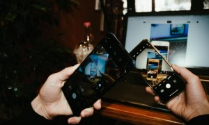 终端市场集体喊“涨” 手机面板持续走“跌”