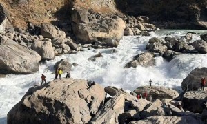 虎跳峡落水失踪男子遗体找到，救援人员：在距离水面5米处，打捞工作正在进行；此前其与女友前往中虎跳峡徒步落水