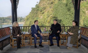 习近平同法国总统马克龙在成都进行友好交流