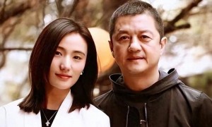 58岁李亚鹏被偶遇，破裤子配旧鞋很朴素，羽绒服穿十几年袖口漏绒