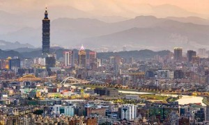 特朗普一觉醒来天塌了，中方打响对美反制，20家美军工被“锁喉”