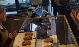 从“六指谣言”到咖啡馆辟谣：内塔尼亚胡自证在世，却难掩三重危机