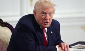 伊朗换打法，深夜炸毁美军宿舍，一百人抬进医院，现场哀嚎一片