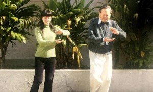 杨振宁逝世后翁帆首度参加活动，满脸微笑，翁母陪在身边心事重重