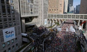 多名中国公民在东京街头观看马拉松赛，遭日本右翼分子滋扰