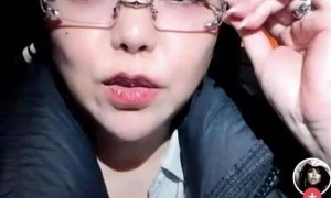 53岁张惠妹返乡被挤爆，超大钻戒引猜测，男友全程陪同显霸气