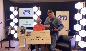 老妇人随手购彩中2566万 彩票官方加赠暖心礼物